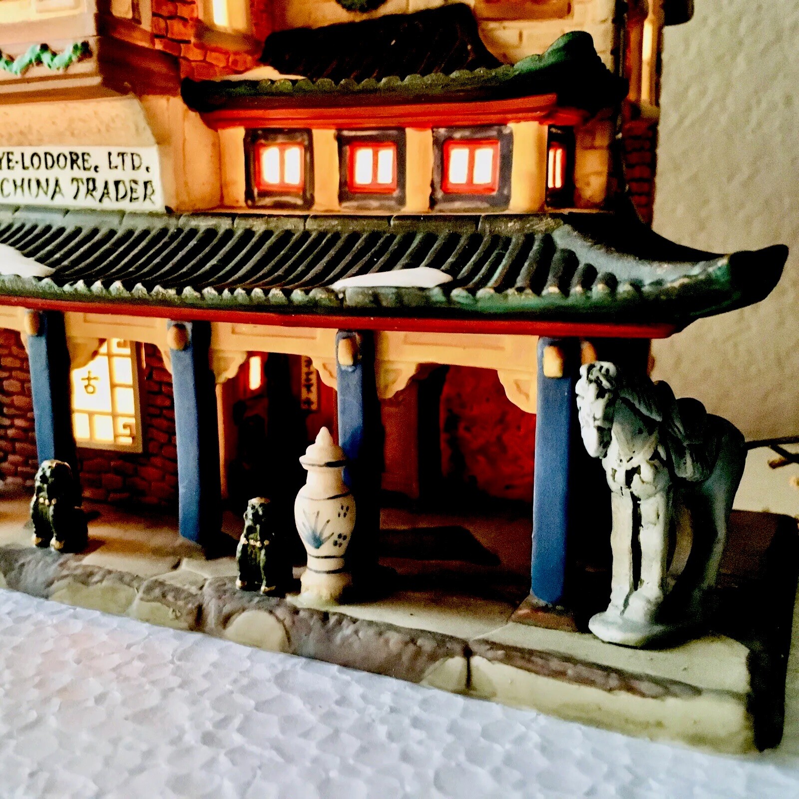 Dept 56 THE CHINA TRADER Dickens Christmas Village Building w/ Halfpenny Showman