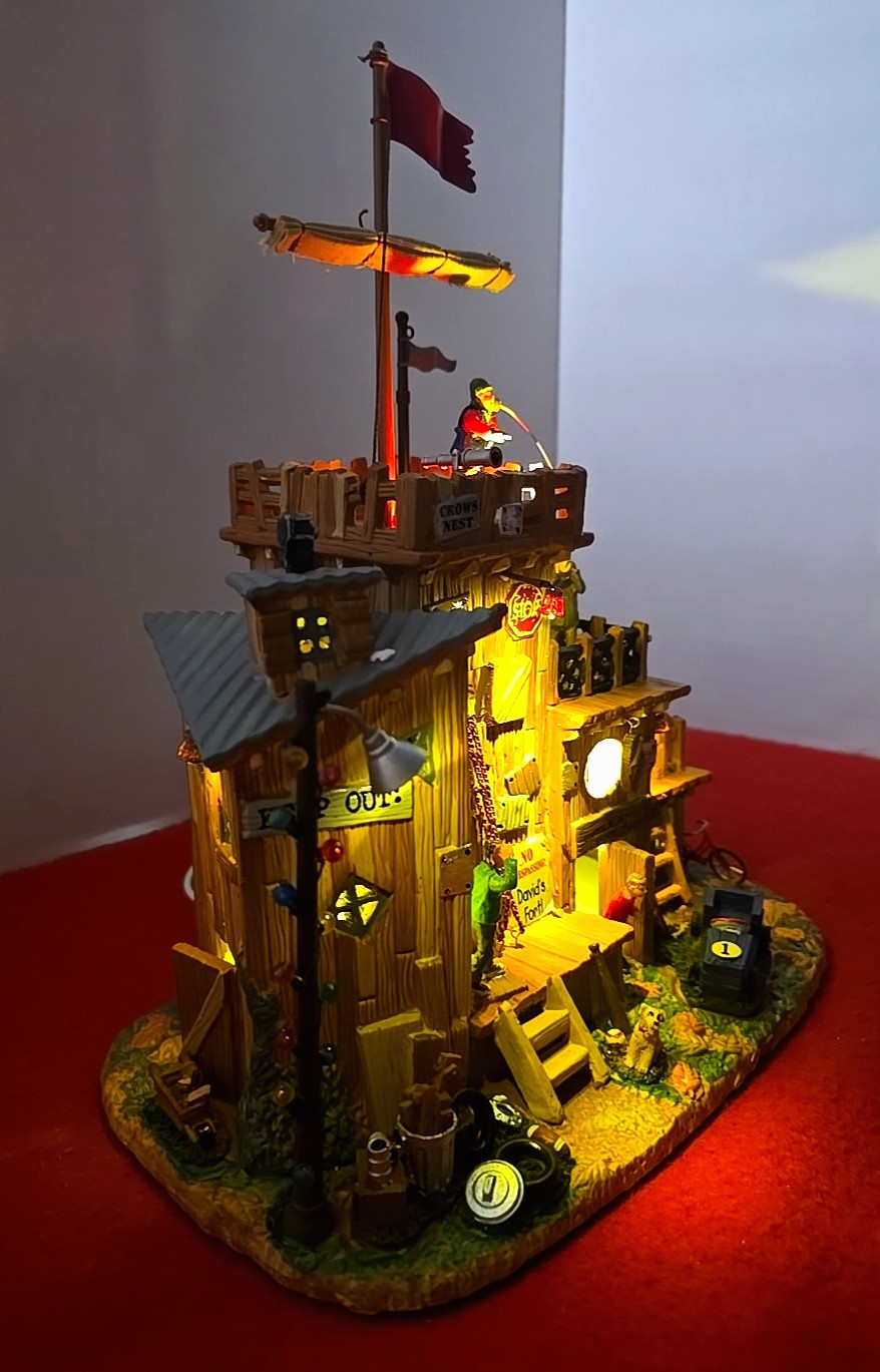 LEMAX DAVID’S FORT-LIGHTED HOLIDAY VILLAGE RETIRED MINT MINT COND. SEE PICS.