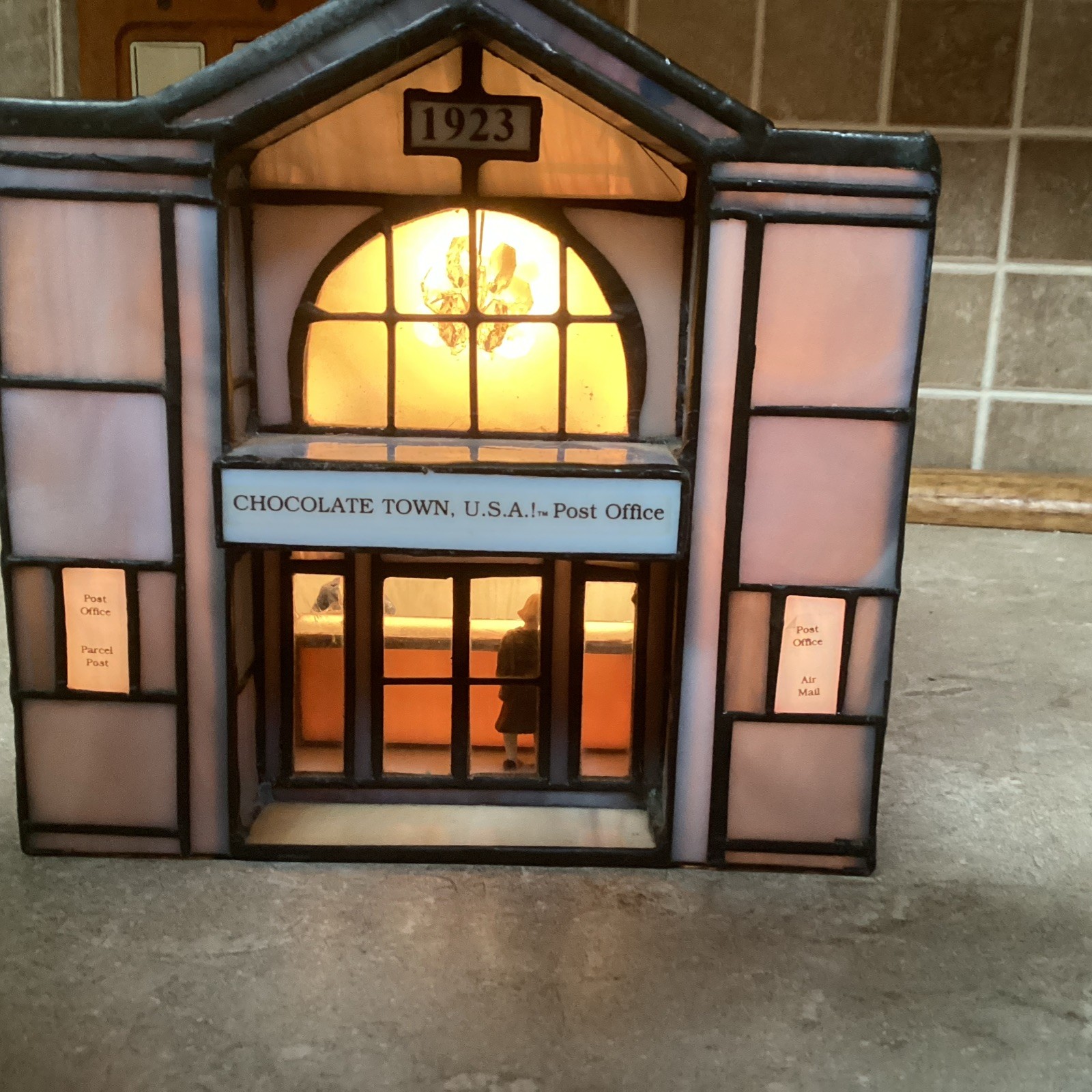 HERSHEY STAINED GLASS -Chocolate Town 1996-post Office – 3 Lights-RUDY BROS.