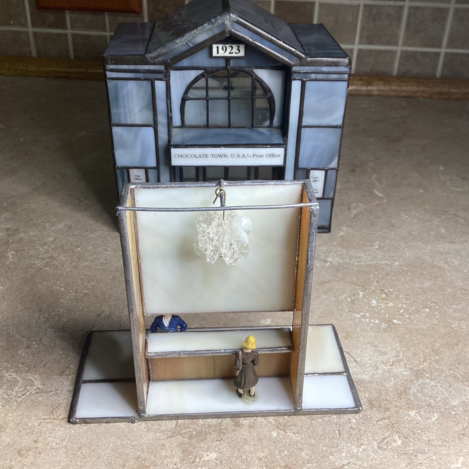 HERSHEY STAINED GLASS -Chocolate Town 1996-post Office – 3 Lights-RUDY BROS.