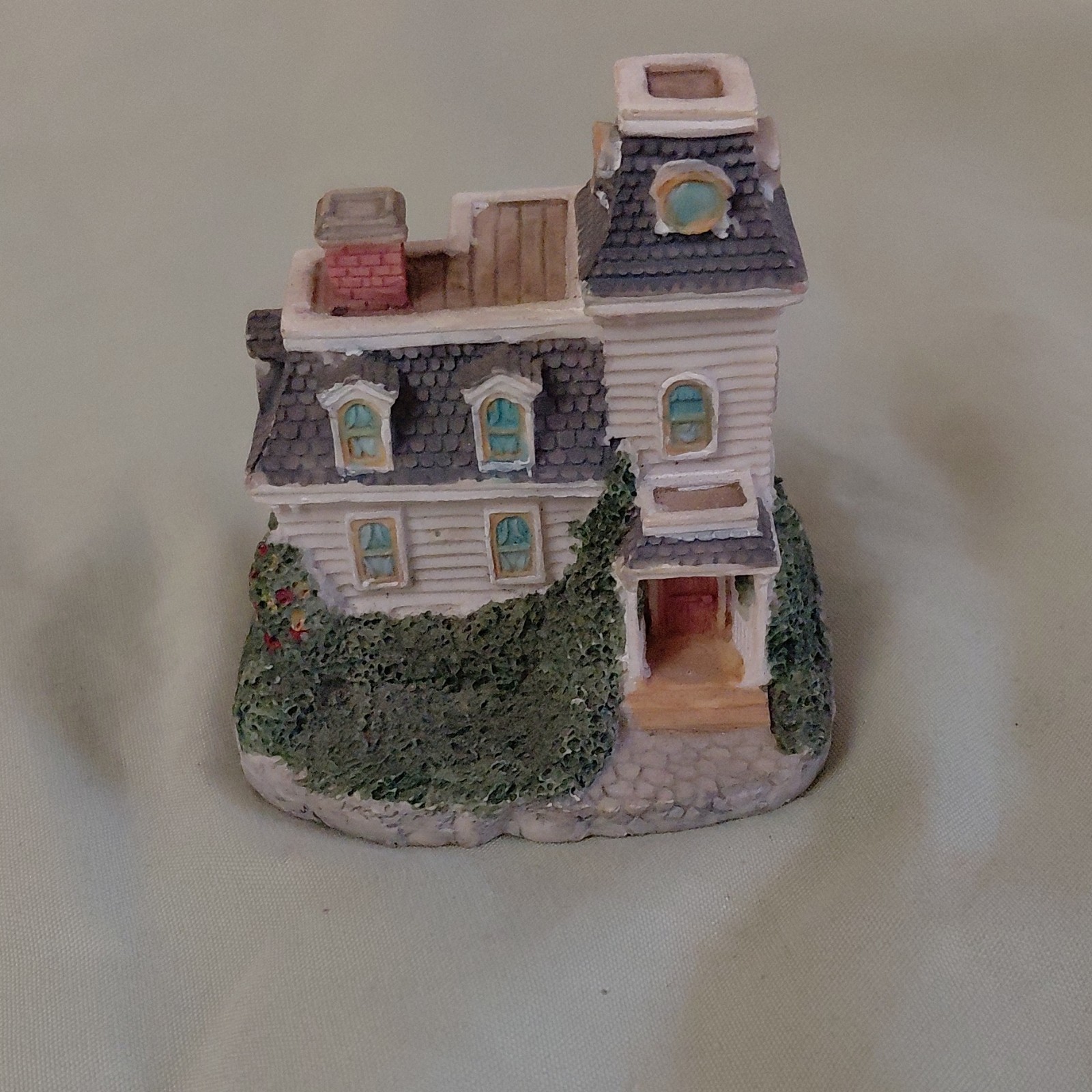 International Resourcing Services Dubois Mansion 1992 Ceramic Villages House