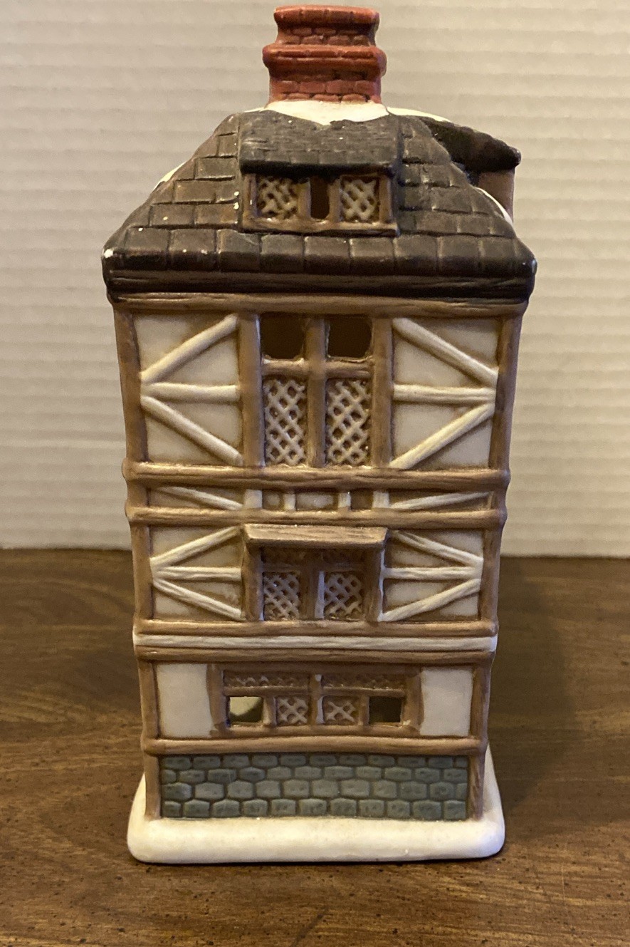 Vintage 1989 Brinn’s Village White Lion Inn- No Cord 7 1/2” Tall X 5” Wide