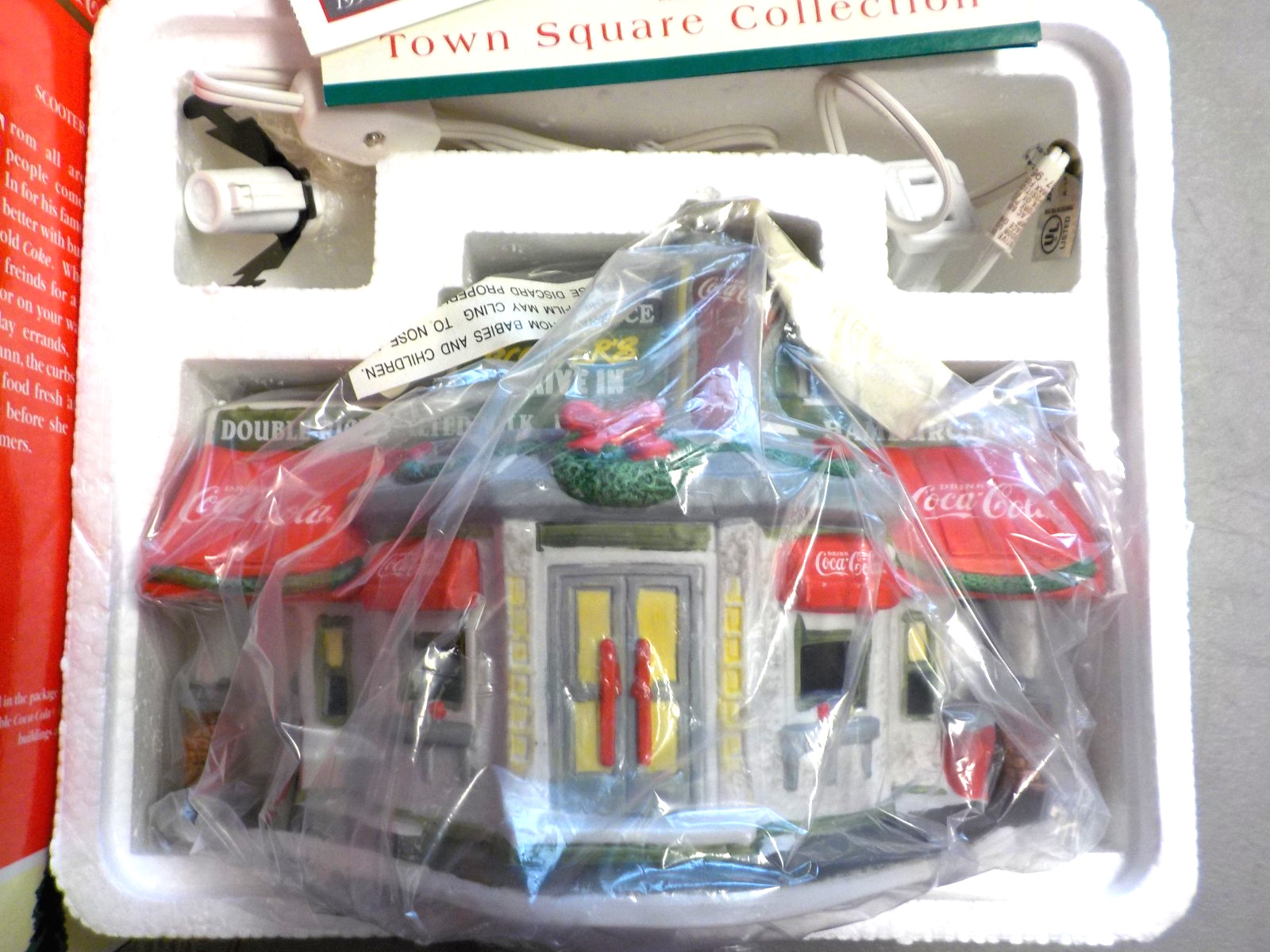 Coca-Cola 1996 Town Square Collection Scooter’s Drive In Diner – FREE SHIPPING