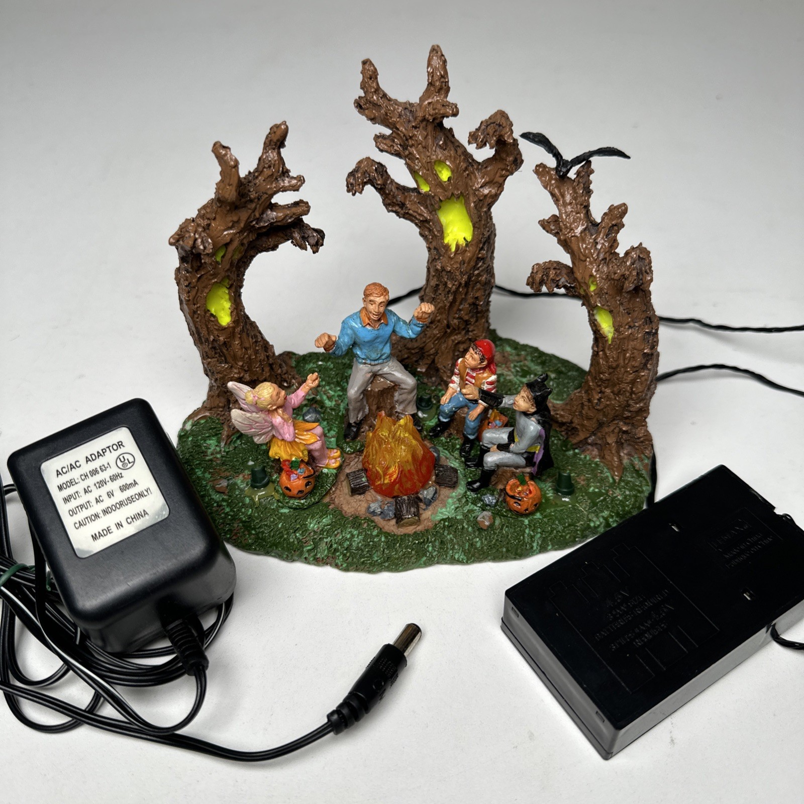 LEMAX Spooky Town Collection SCARY STORIES Lighted Table Accent 2010 Tested
