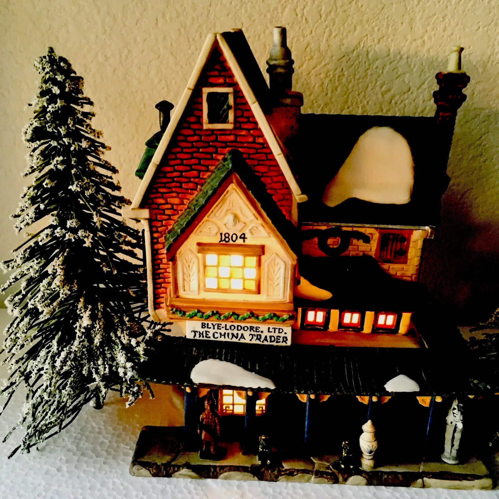 Dept 56 THE CHINA TRADER Dickens Christmas Village Building w/ Halfpenny Showman