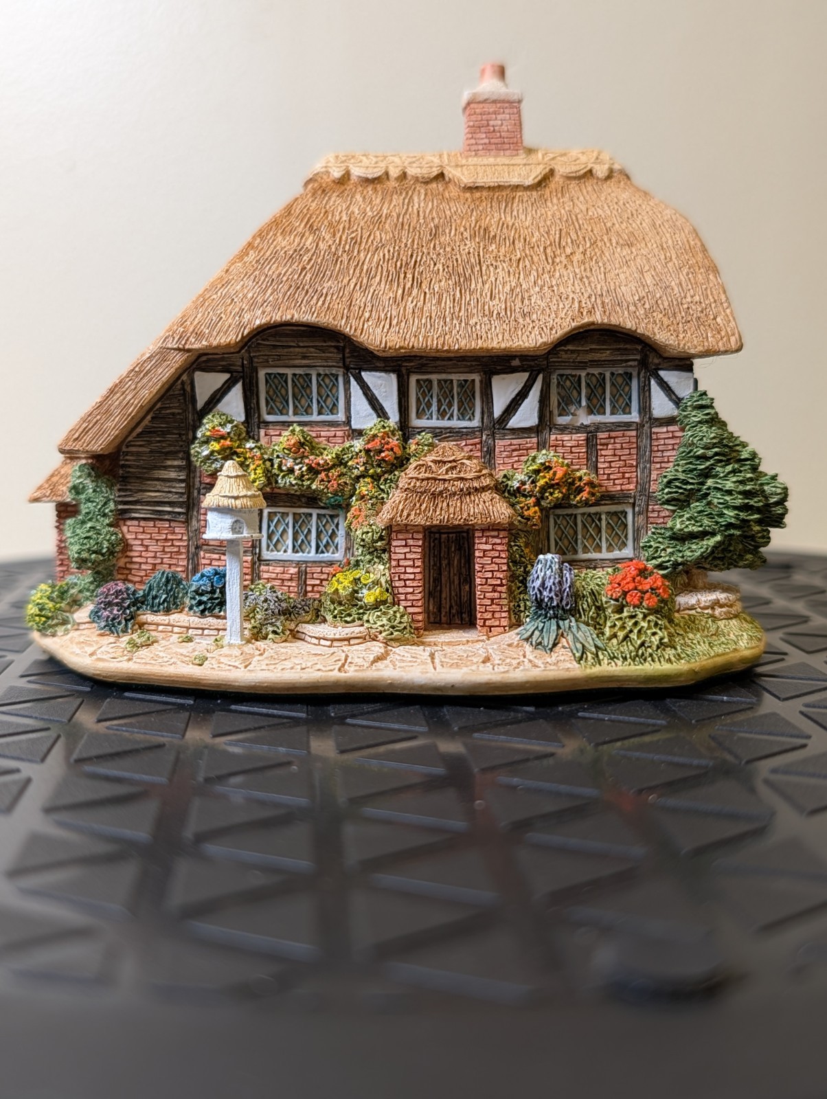 Lilliput Lane Honeysuckle Cottage Trinket Box From The English Collection, 1997