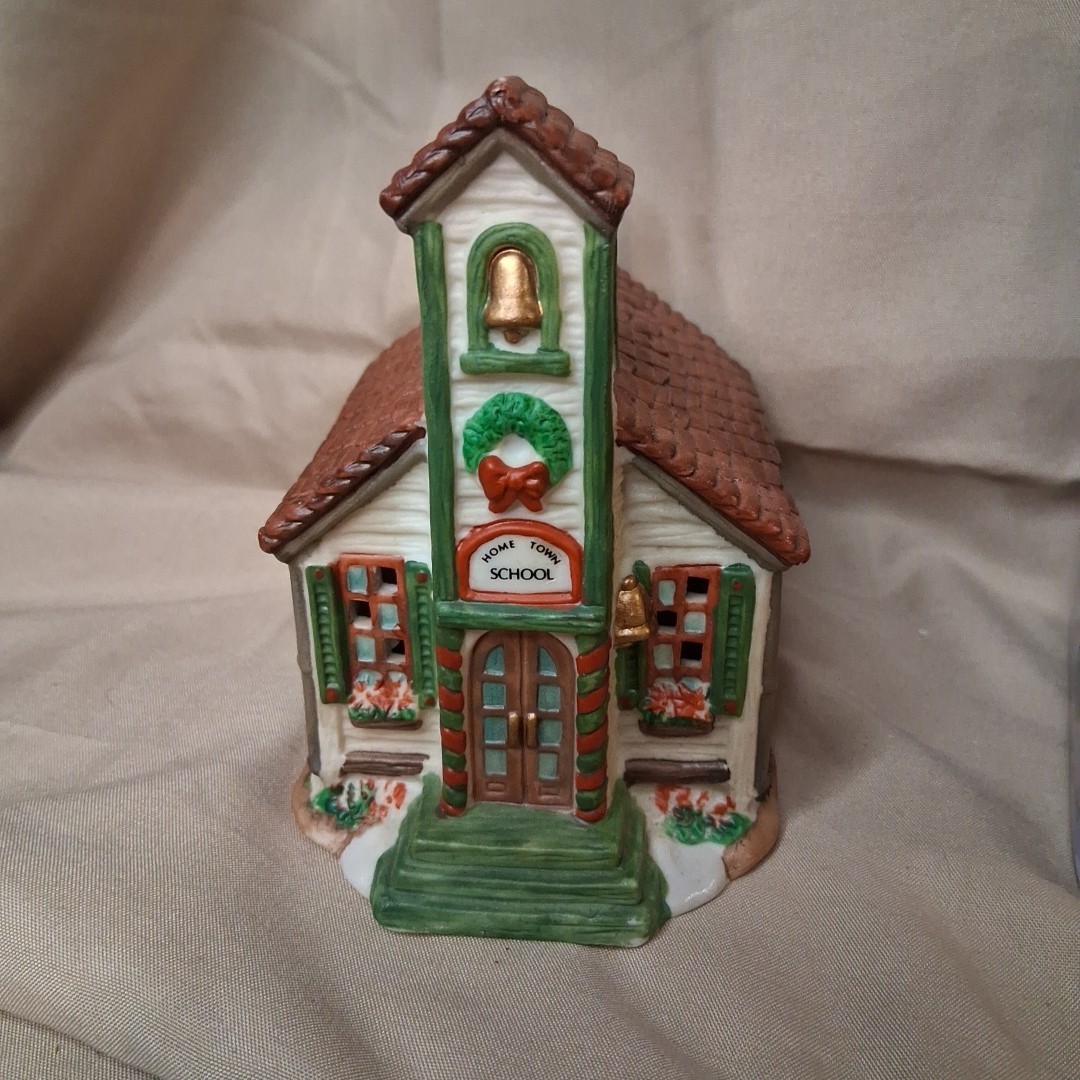 Vintage 1995 Christmas School Porcelain Hometown America figurine 4 1/2″ EUC