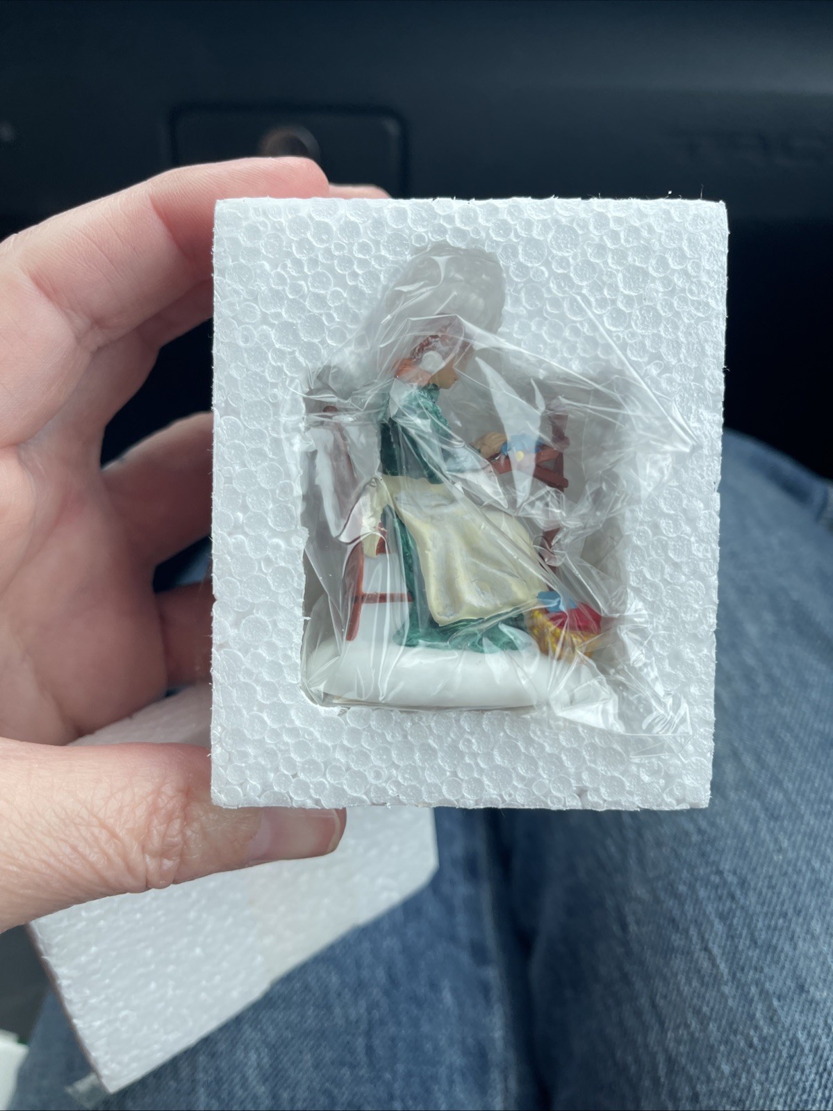 Dept 56 Dickens Village Making Bobbin Lace Ceramic Figurine #58810 Original Box