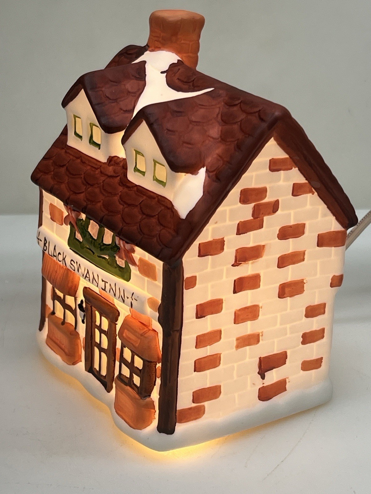 Share The Joy “Black Swan Inn” Porcelain Lighted House with Box Caldor 1998