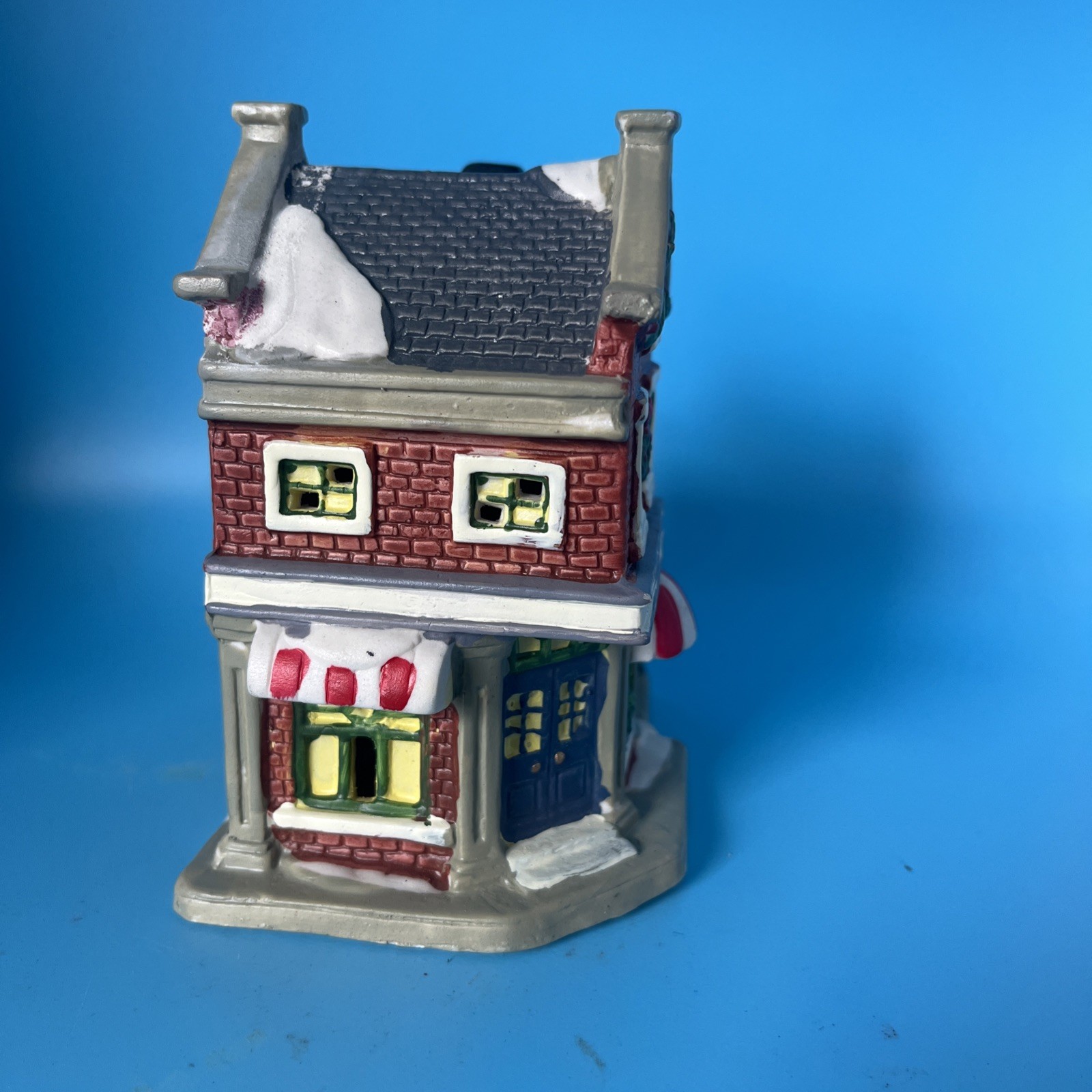 2005 Wellington Square Collection – Pet Shop Christmas village house