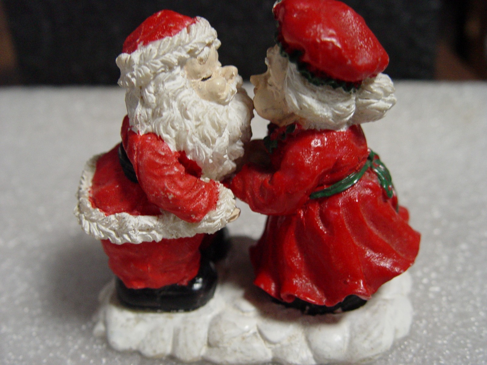 Vintage Mr & Mrs Santa Claus Kissing Figurine Snow Christmas Decor Couple
