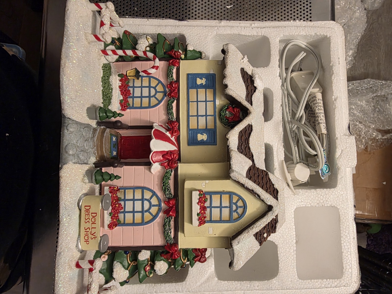 Hawthorne Village Rudolph’s Christmas Town Dolly’s Dress Shop Lighted Boxed 2006
