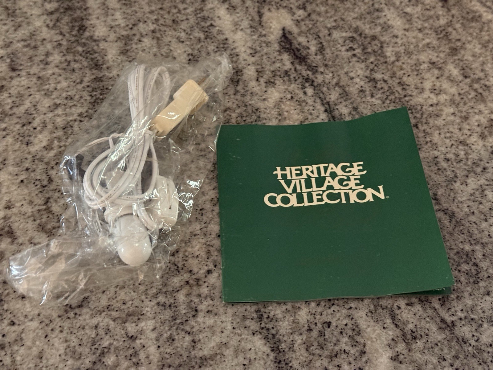 “CROOKED FENCE COTTAGE” Department 56 Dickens Village #5830