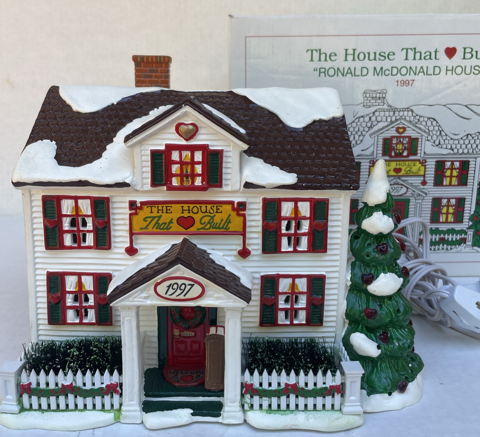 Dept. 56 – Home For The Holidays RONALD McDONALD HOUSE 8960 1997 Retired Ceramic