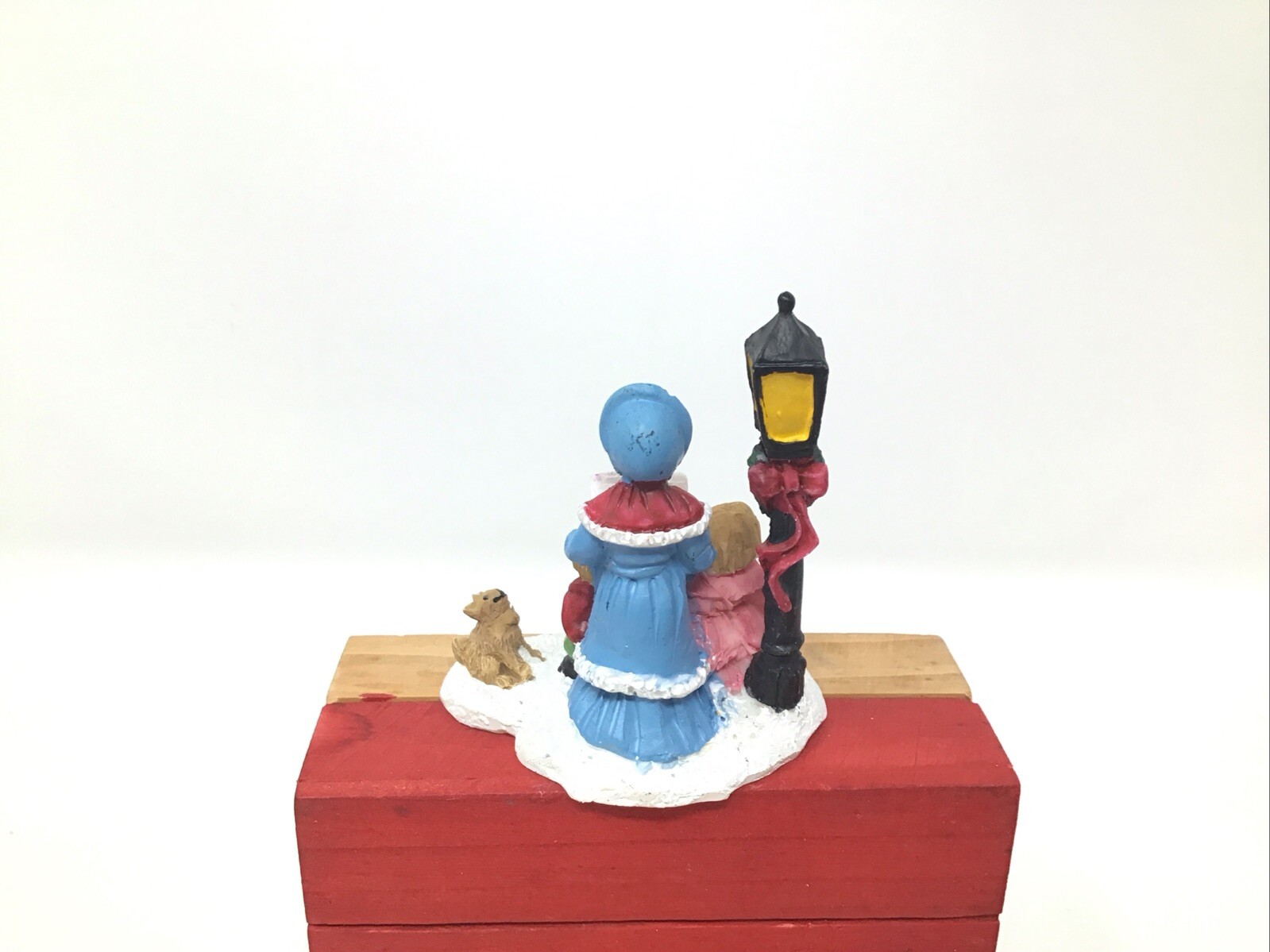 Christmas Village Figurine Carolers Dog Street Lamp Wreath Resin 3” Tall Vintage