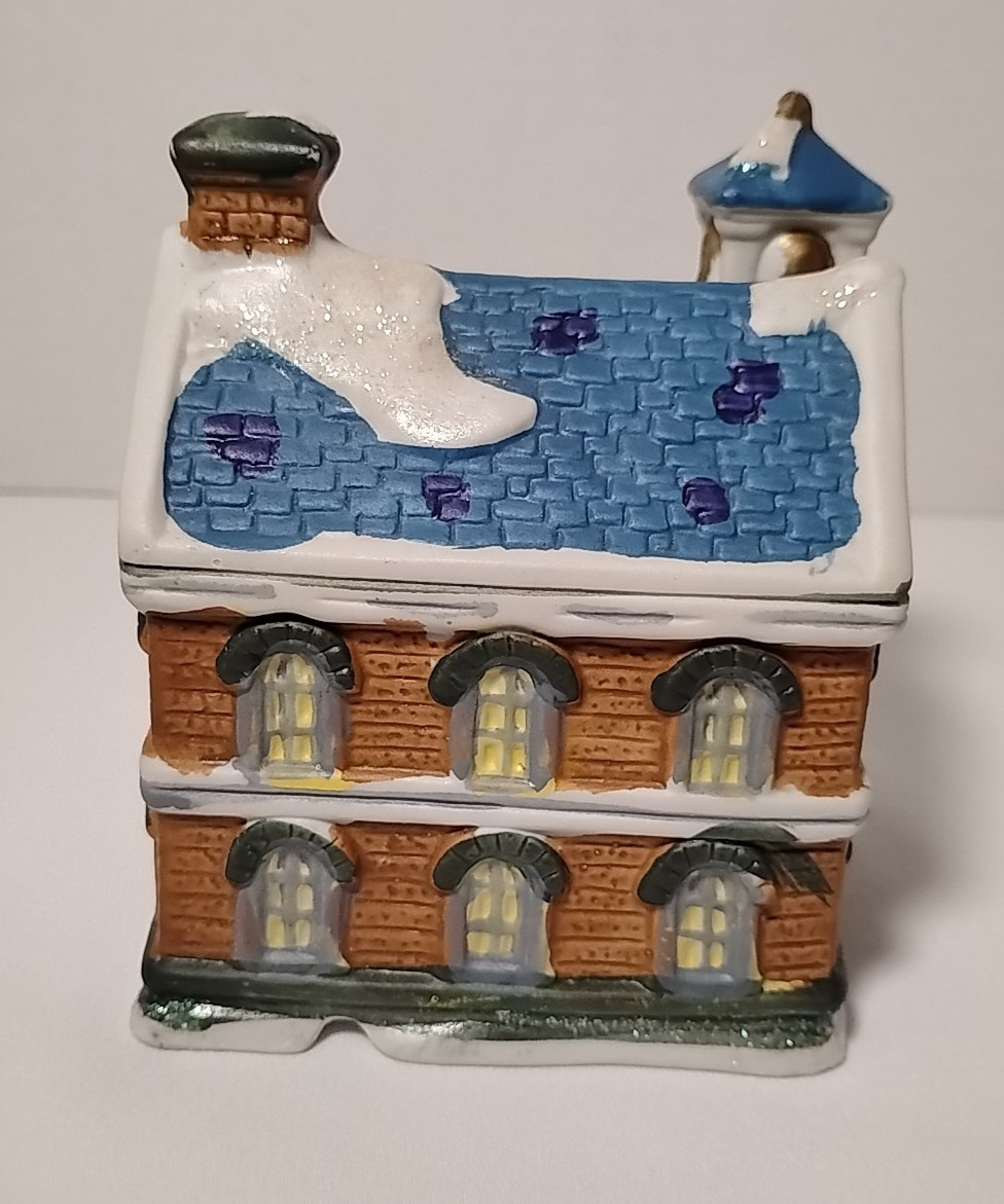 2004 Village Christmas School w/Window Decoration