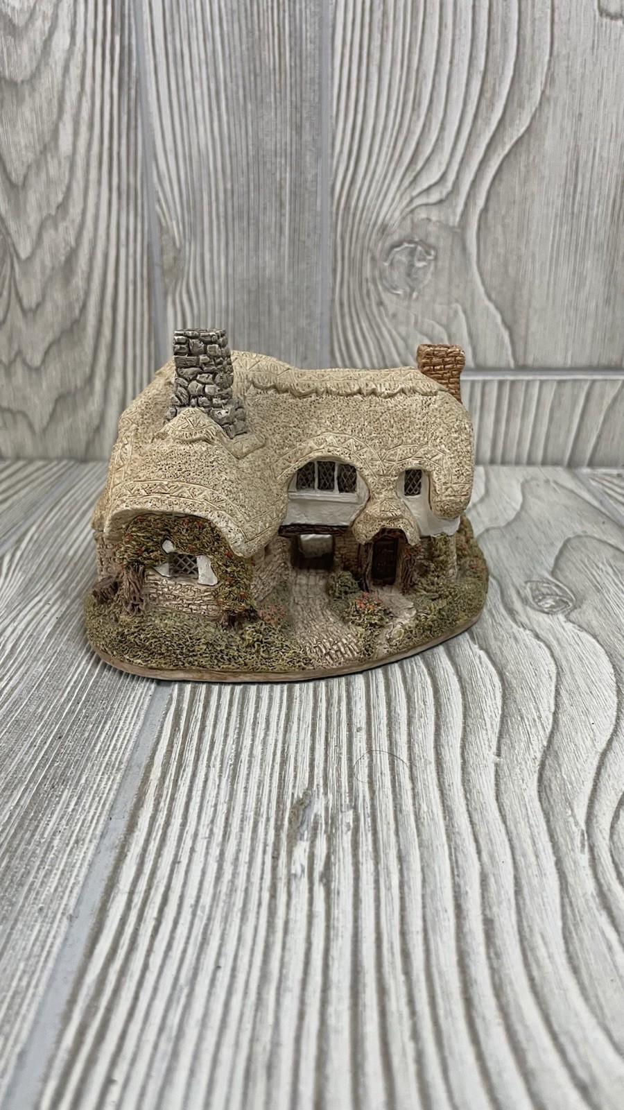 Lilliput Lane “Ostlers Keep” Miniature Thatched Cottage England Miniature w/ Box