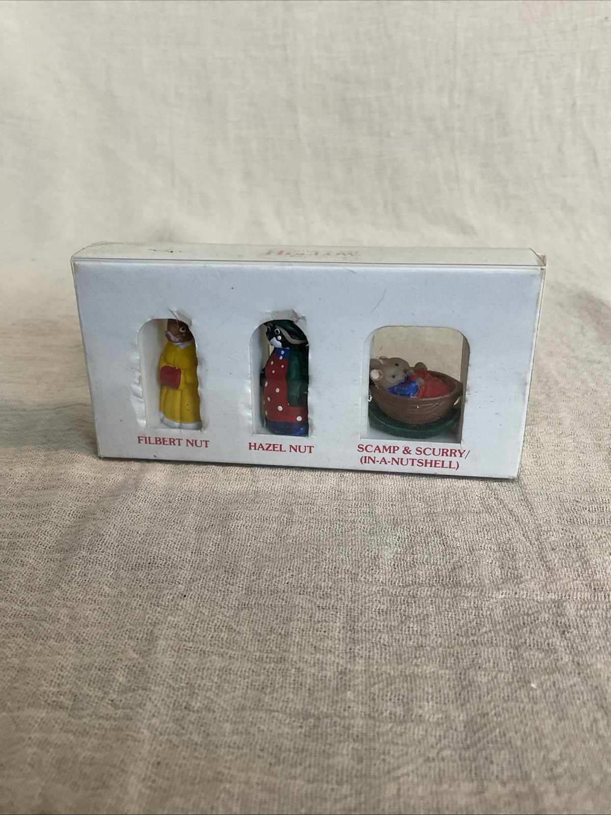 Dept 56 Hide-A-Way Hollow Filbert Nut Hazel Nut Scamp & Scurry In A Nut Shell