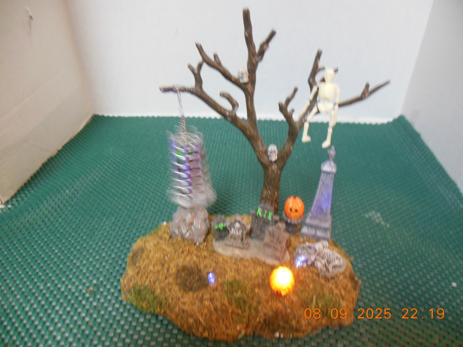 Lemax Spooky Town Pumpkin Hollow – Caged Monster – Great shape