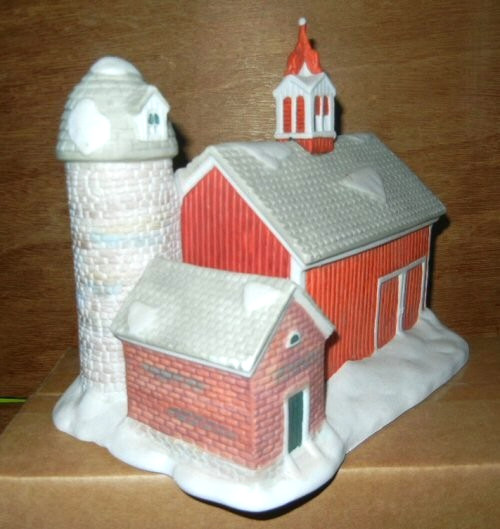 COUNTRY MEMORIES 6 PIECES FARM SCENE HOUSE BARN 2 BUILDINGS 2 HAYSTOCKS NO CORDS