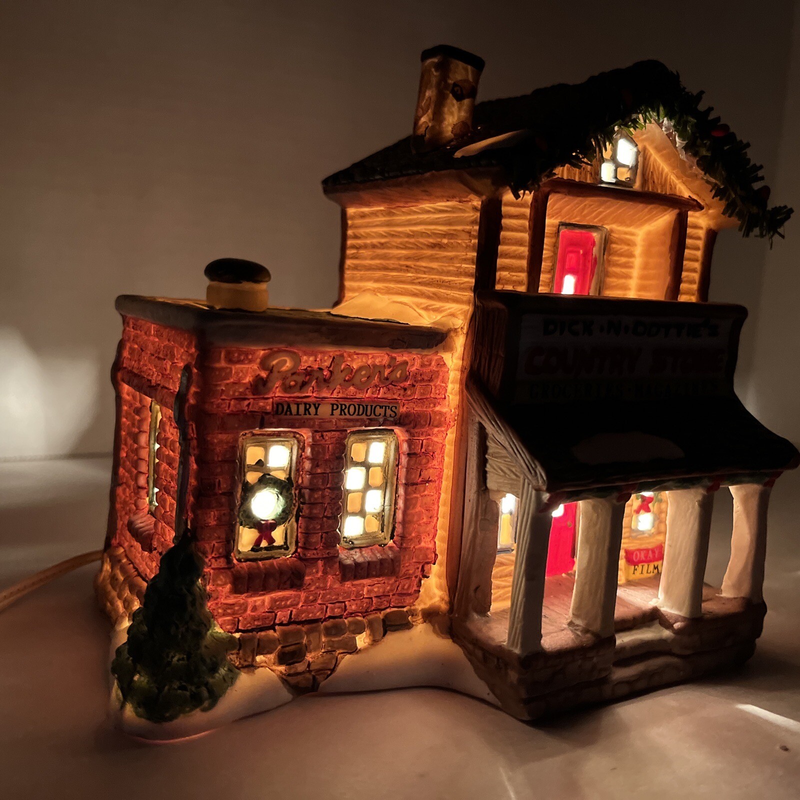 1995 Seasonal Specialties Dick&Dottie’s Country Store Village Illuminated 6×6 In