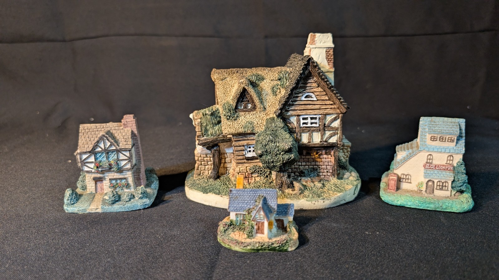 3 figurines David Winter Cottages & 1 Cornwall Cottage Collection 1985-92