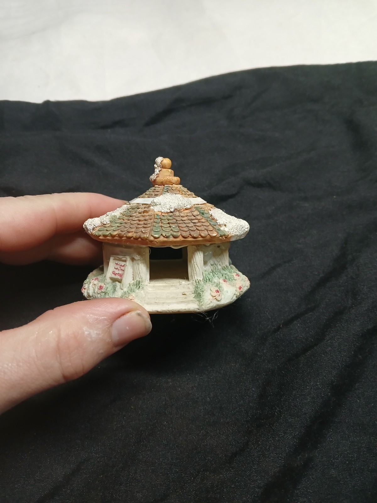 vintage Lilliput Lane miniature cottage, specifically the “Robins Gate” model.