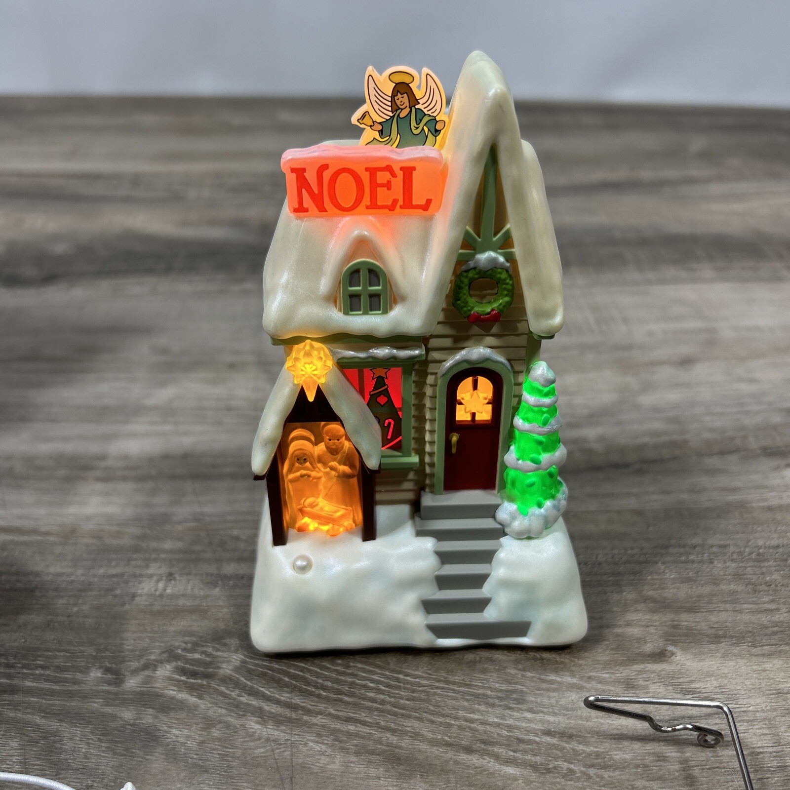 Hallmark Keepsake Caroling Cottages 2009 Synchronized Music NOEL
