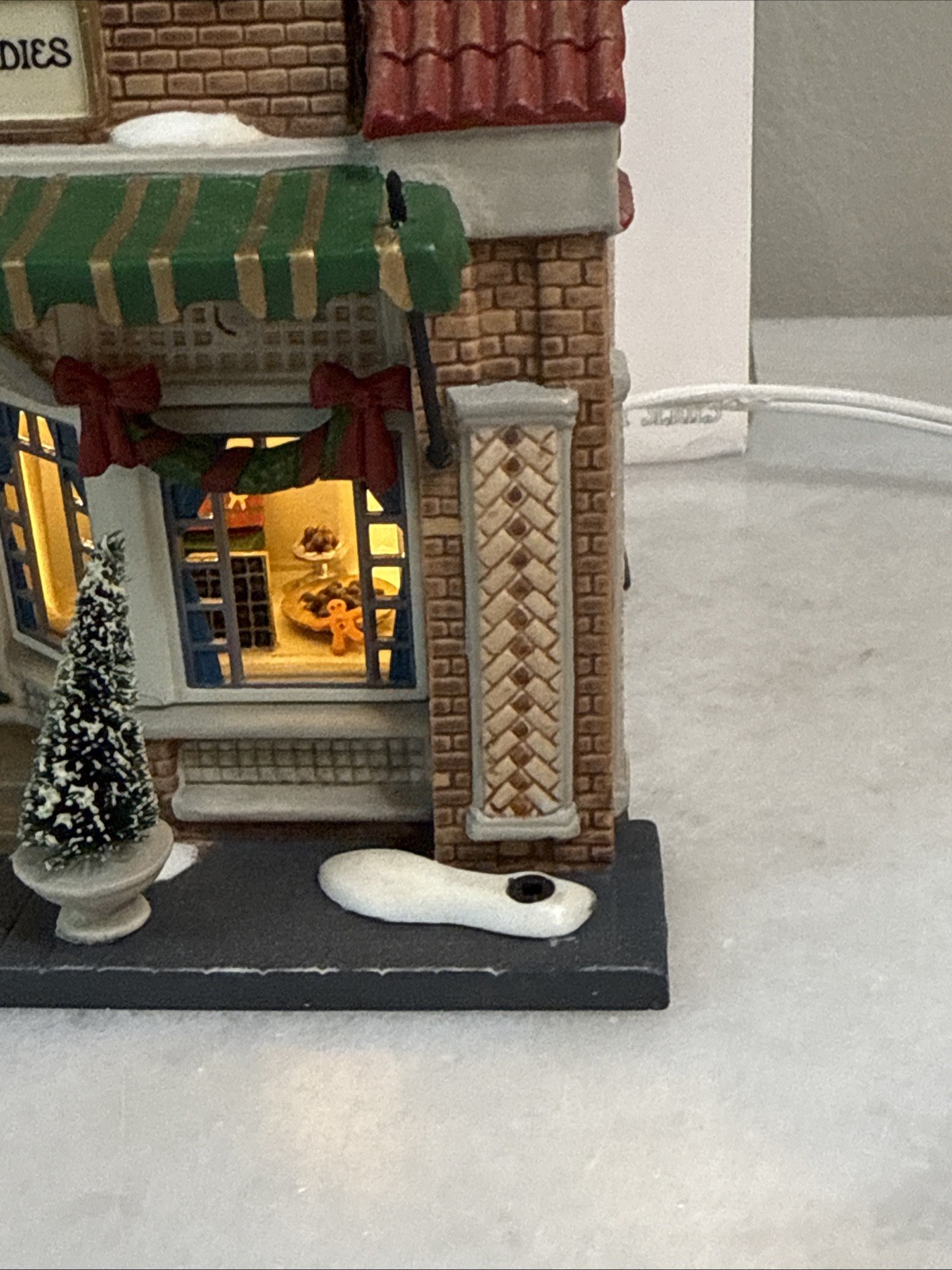 Dept 56 Christmas in the City Mrs. Stover’s Bungalow Candies #58917 READ
