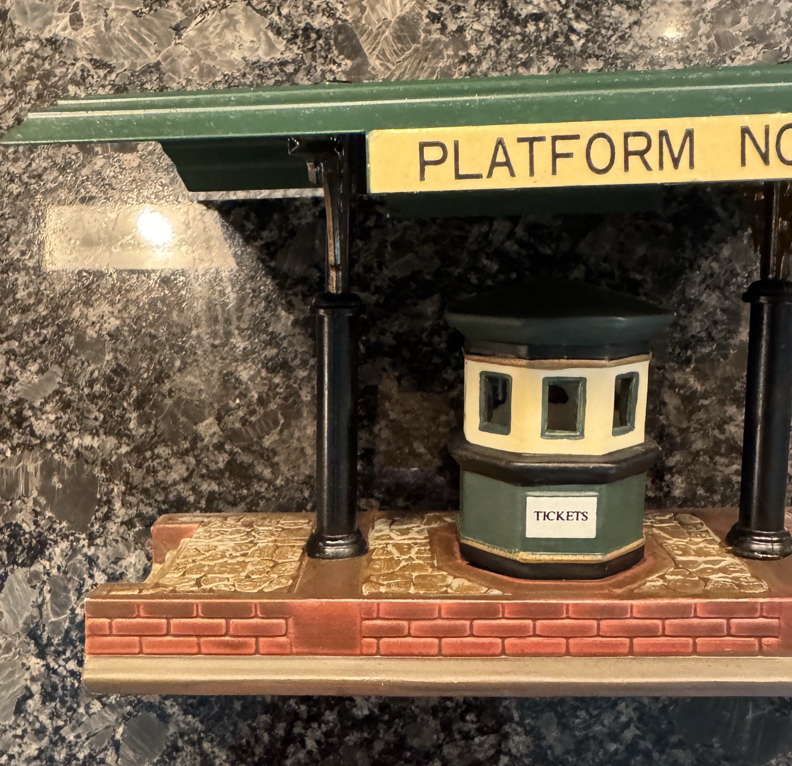 Dept 56 Heritage Village Collection Victoria Station Train Platform No. 1 Bin C6