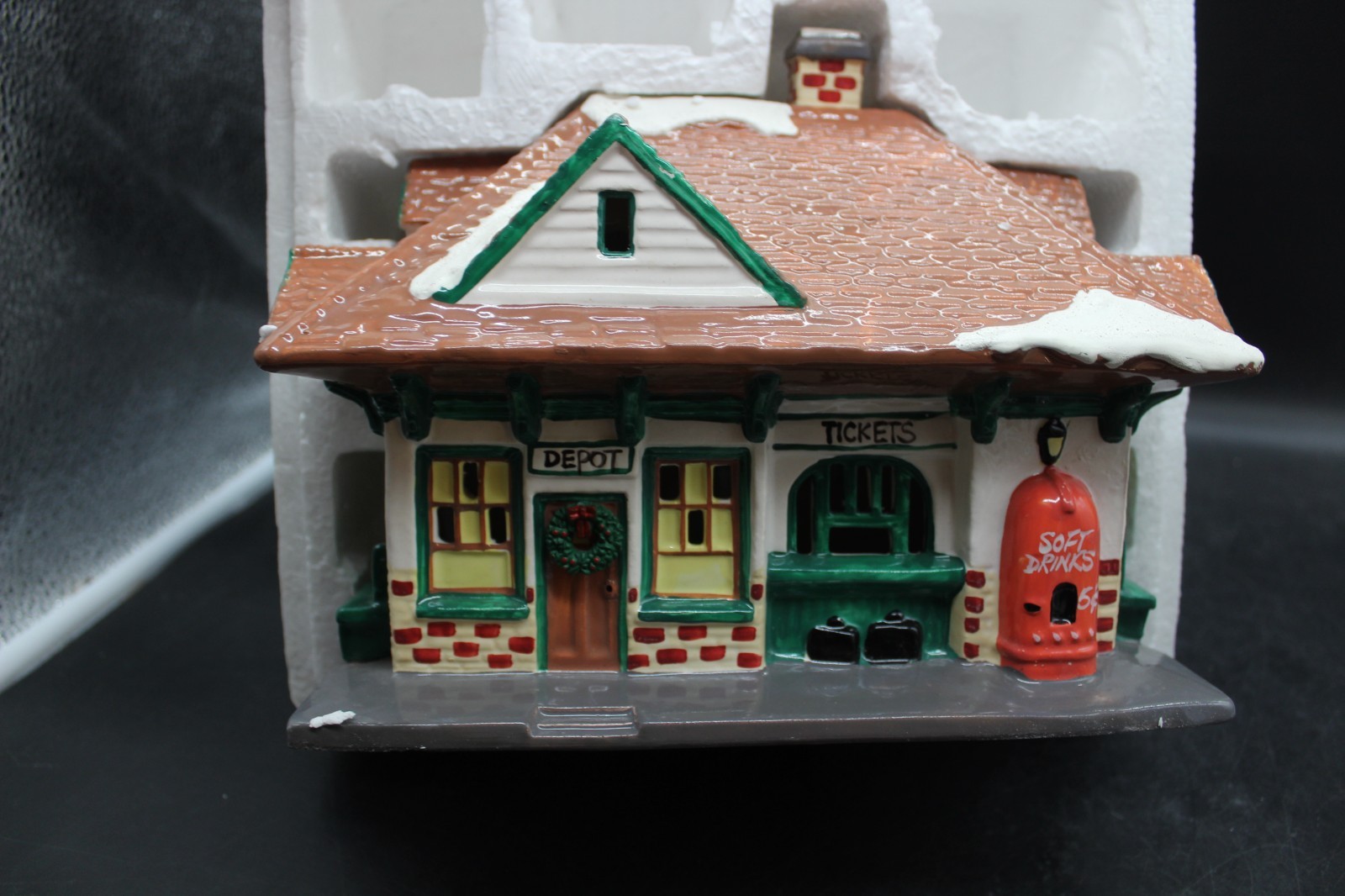 Department 56 Christmas Snow Village The Village Station 1988 – Lighted