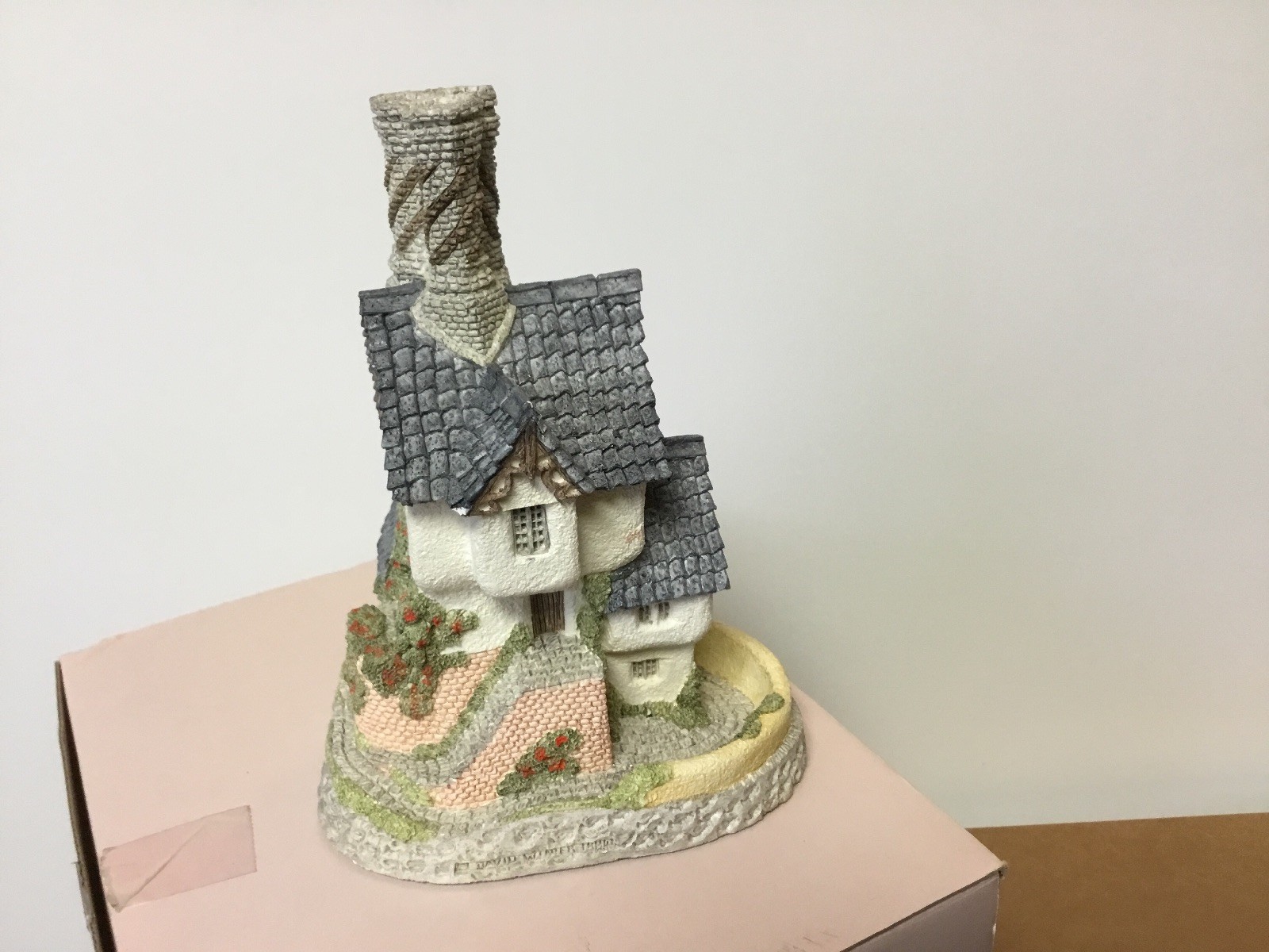 David Winter 1984 MASTER MASON (6 1/2″ x 5″) English Structure NIB/COA Dealer