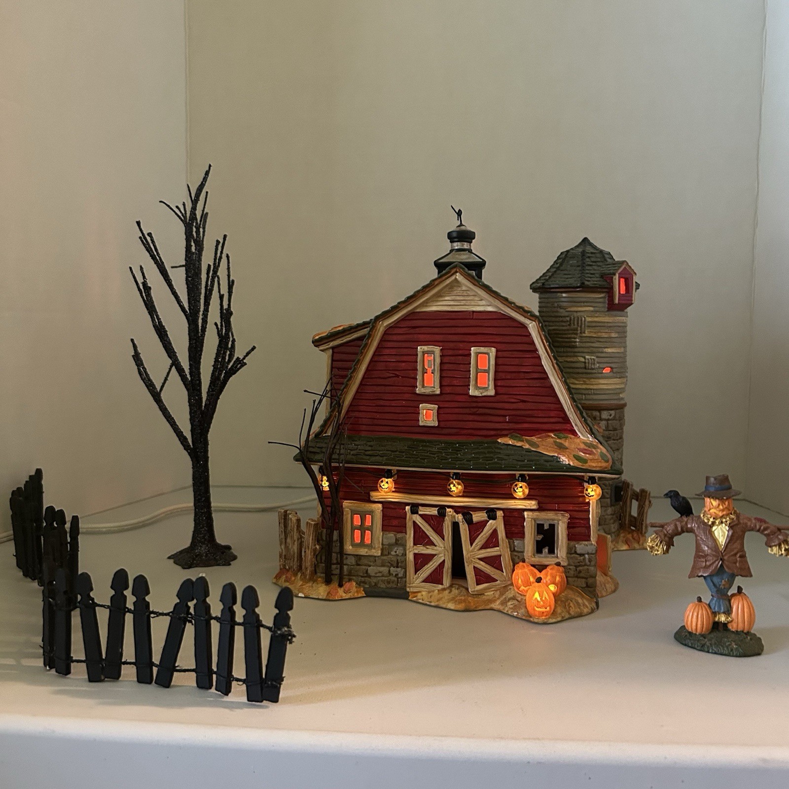 Dept. 56 Halloween 2001 Haunted Barn #56.55060 Lights & Spooky Sounds Read