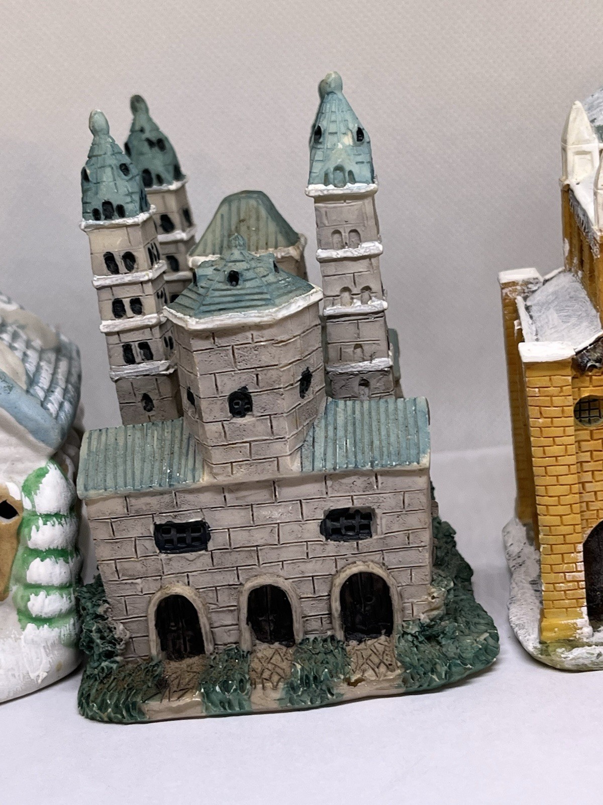 Christmas churches x 3 village display multicolor dimentions in photo’s vguc