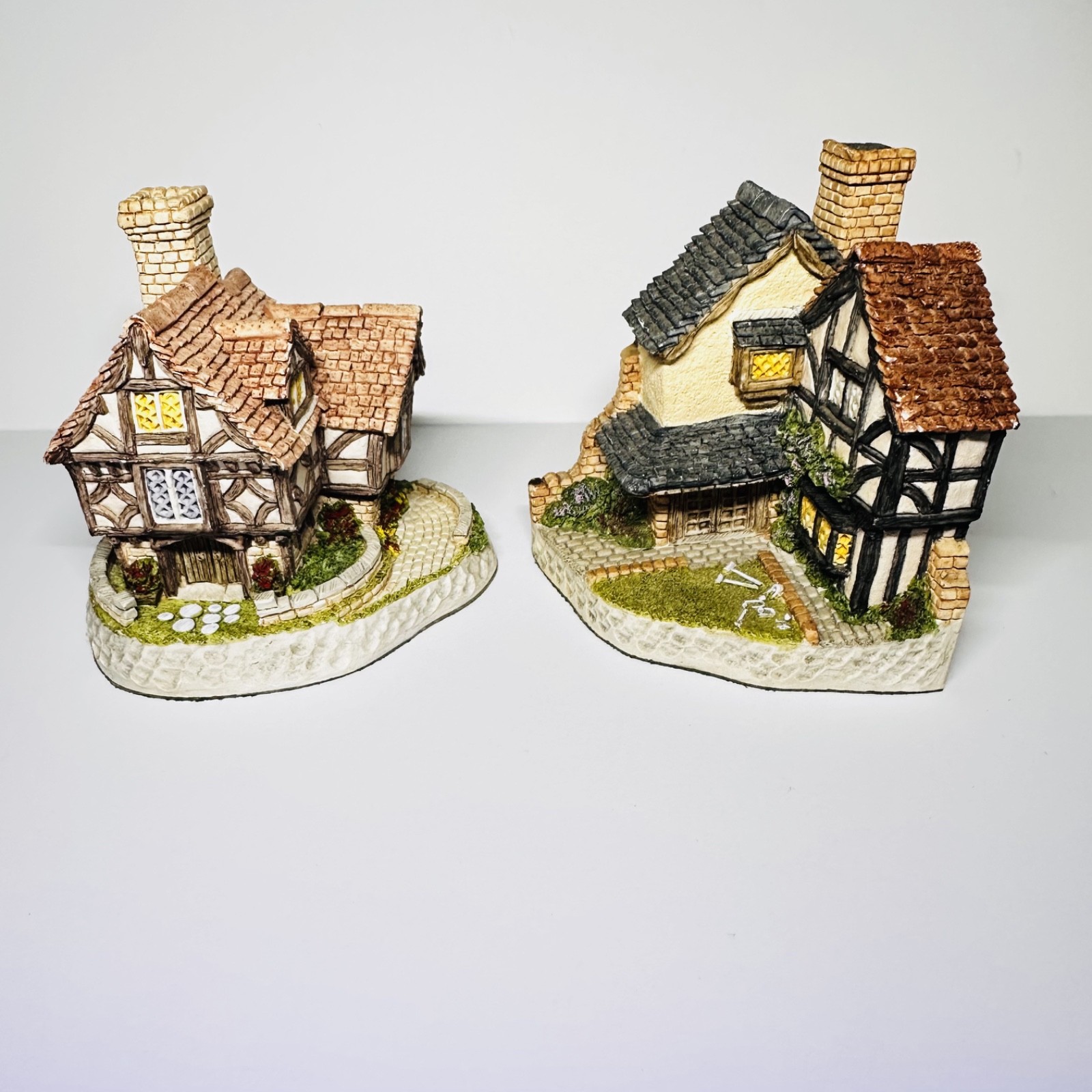David Winter Cottages Collectors Guild Set Of 2 The Hall 1993 & 15 Lawnside Road