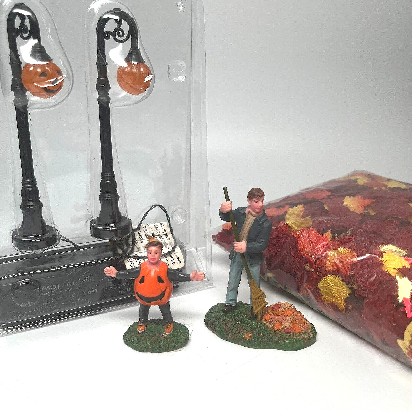 Lemax Spooky Town Set GREAT COSTUME PUN’KIN!, PUMPKIN STREET LIGHTS, FALL LEAVES