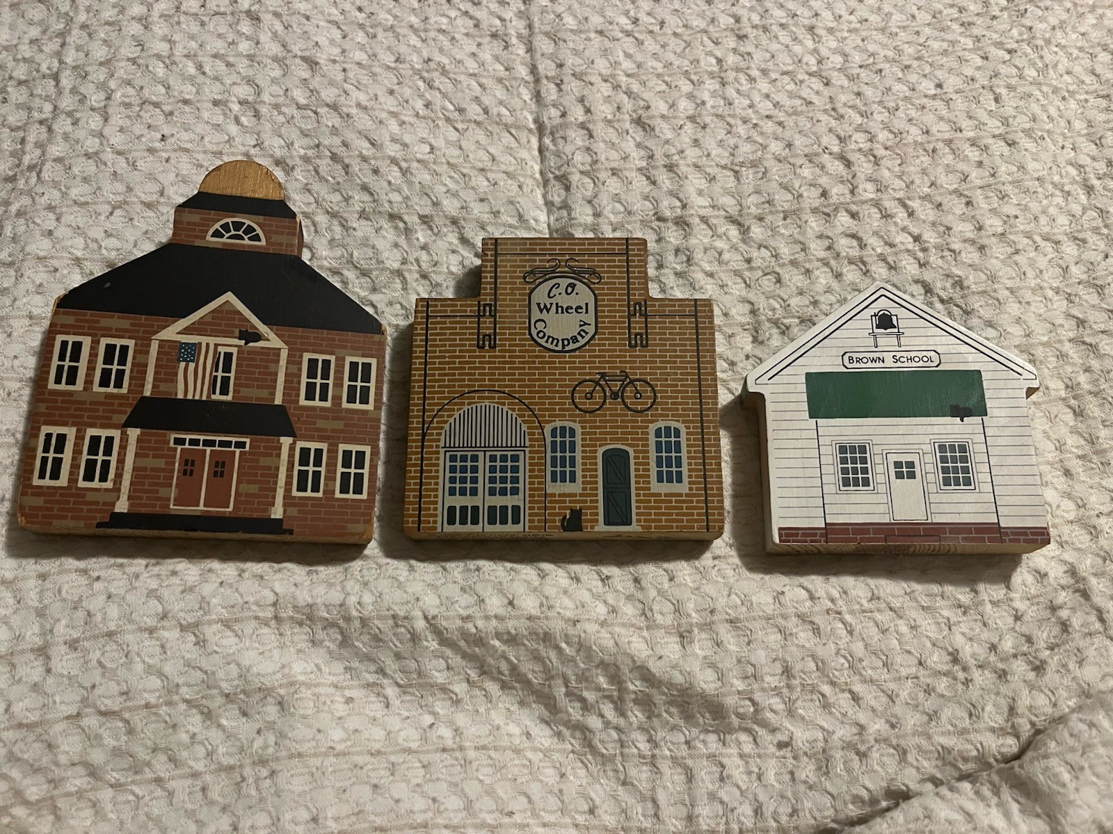 The Cat’s Meow Buildings Lot Of 3 Vintage 1984-1991 Signed Wooden Shelf Sitters