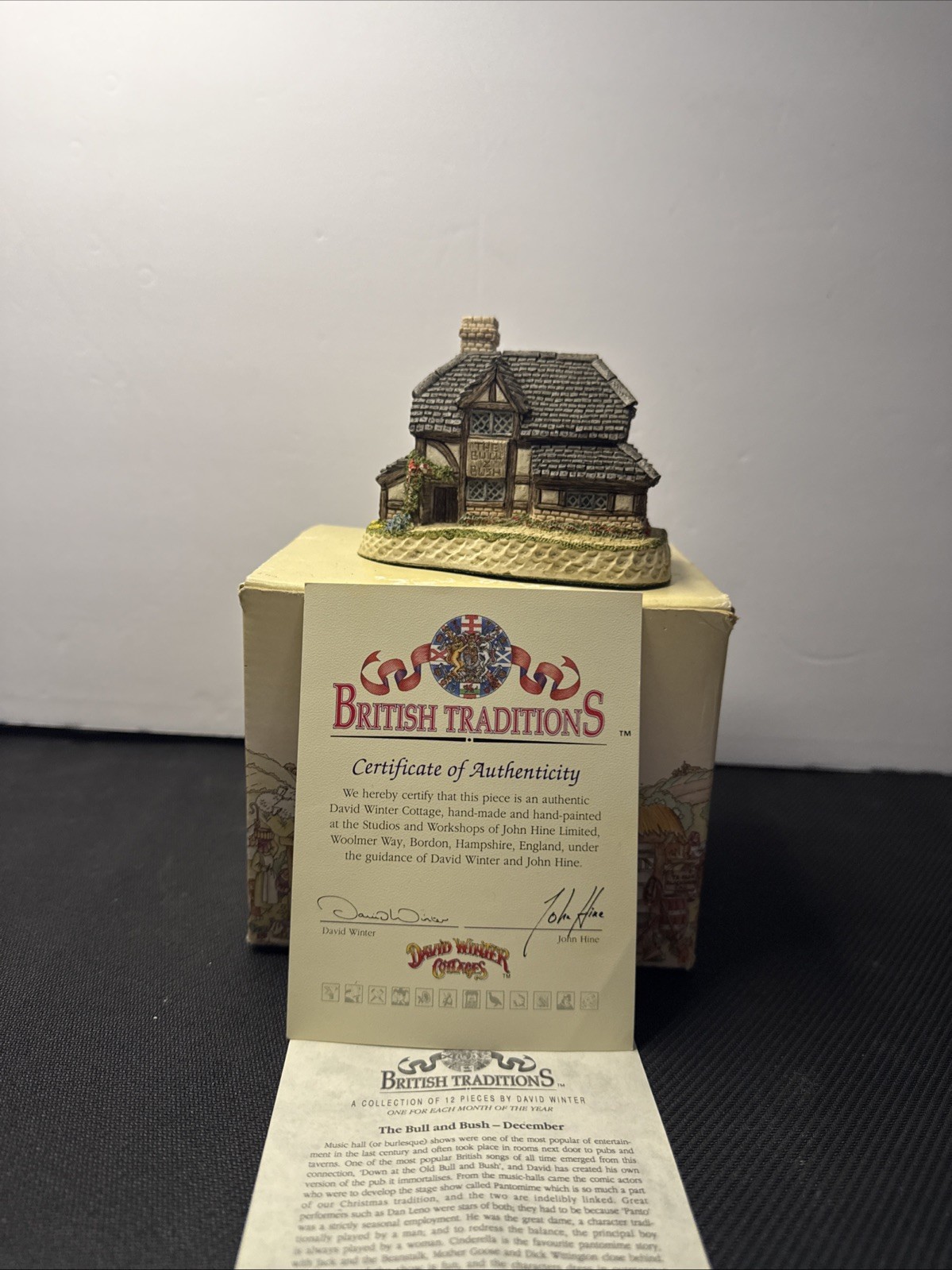 David Winter Cottages The Bull and Bush December 1989, Original Box & COA