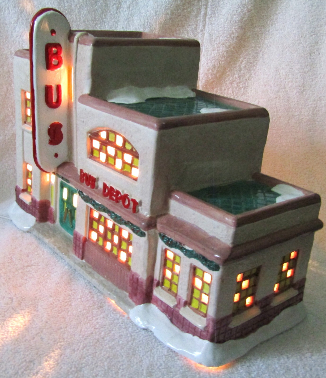 RARE!! 1993 Christmas Valley Collectible Seasonal Specialties Lighted Bus Depot
