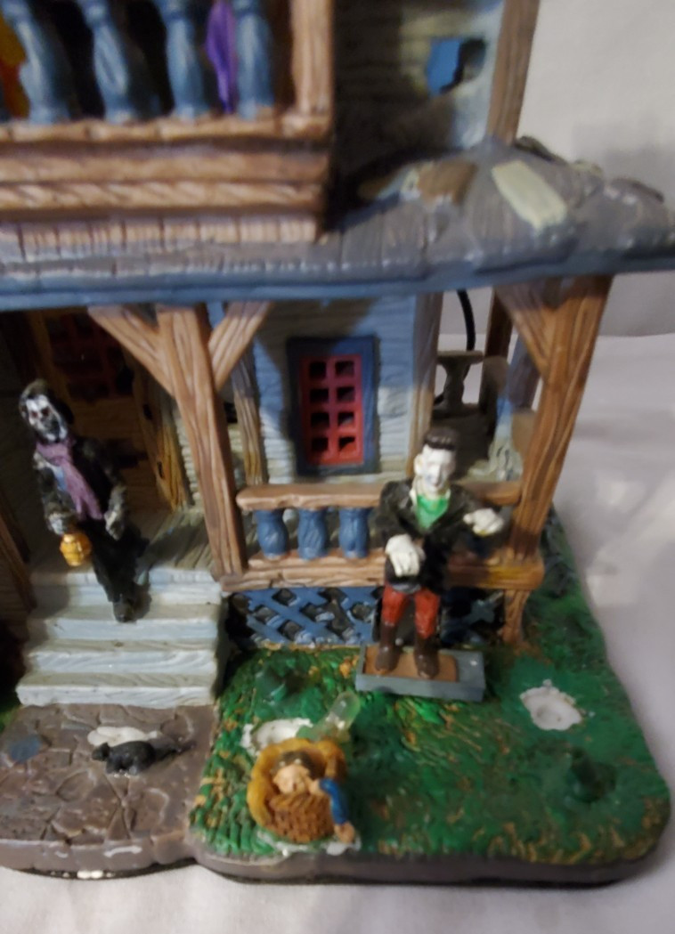 LEMAX Spooky Town Boogiemen’s Hangout Halloween Lighted Building – Damaged