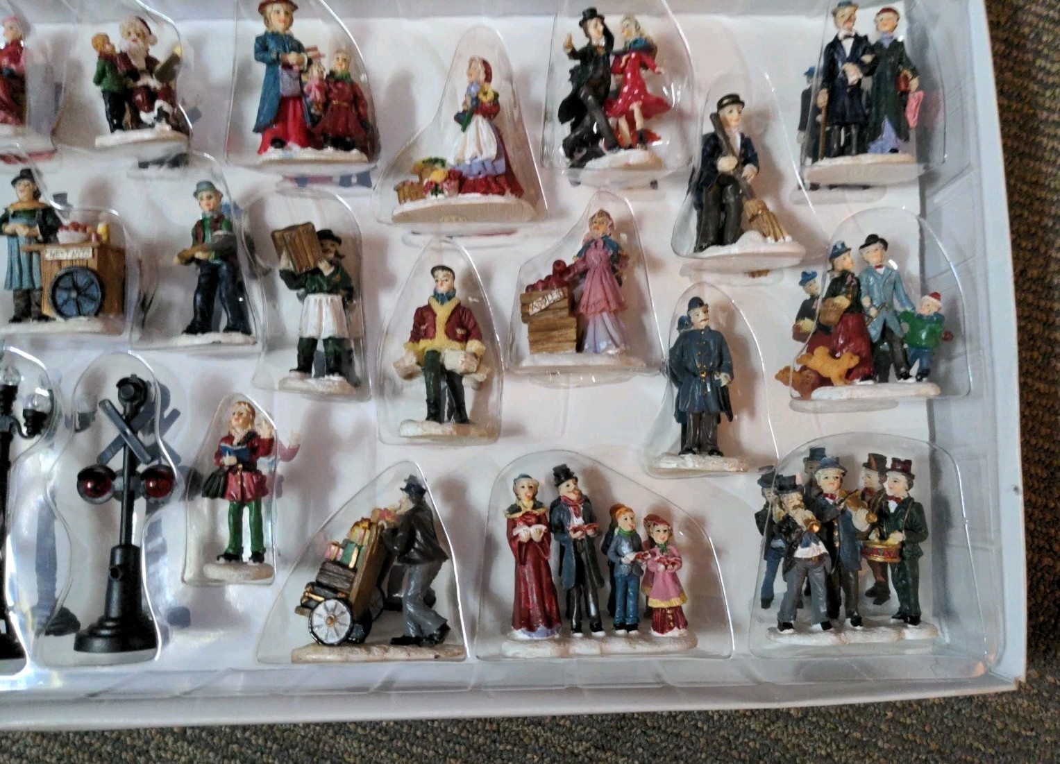 2001 Grandeur Noel 24 pc Victorian Train Village Christmas Figures Townspeople