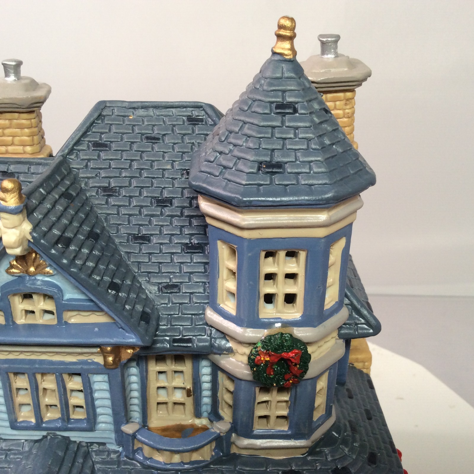2004 LEMAX Coventry Cove Village Lighted “BENSEN HOUSE” #45116