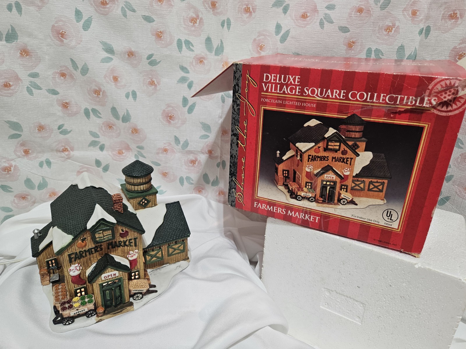 LEMAX, LIGHTED FARMERS MARKET HARVEST CROSSING 1998 W/ORIGINAL BOX #85277