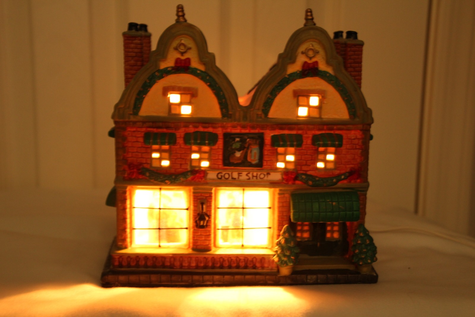 VINTAGE CHRISTMAS STREETS LIGHTED PORCELAIN HOUSE “GOLF SHOP” LIGHT CORD ORG BOX