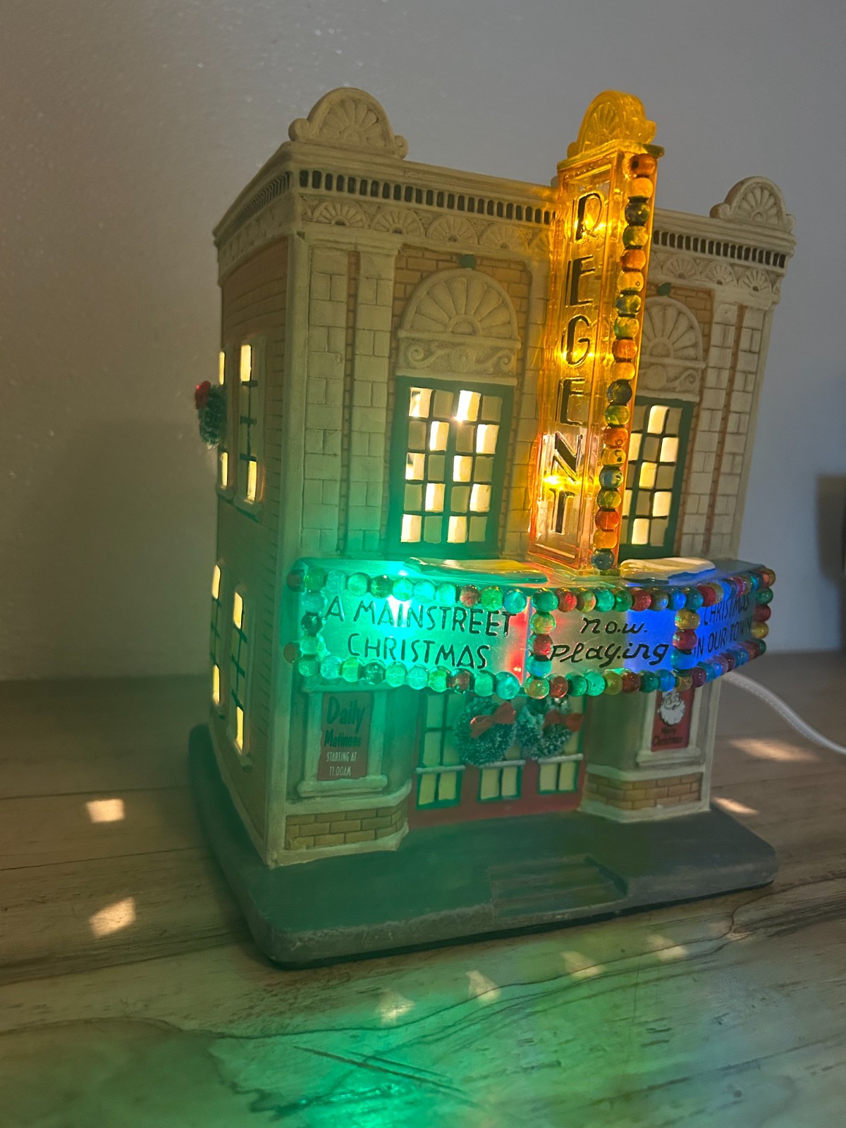 2005 Holiday Time Snow Village Ceramic Retro Theater With Color Changing Marquee