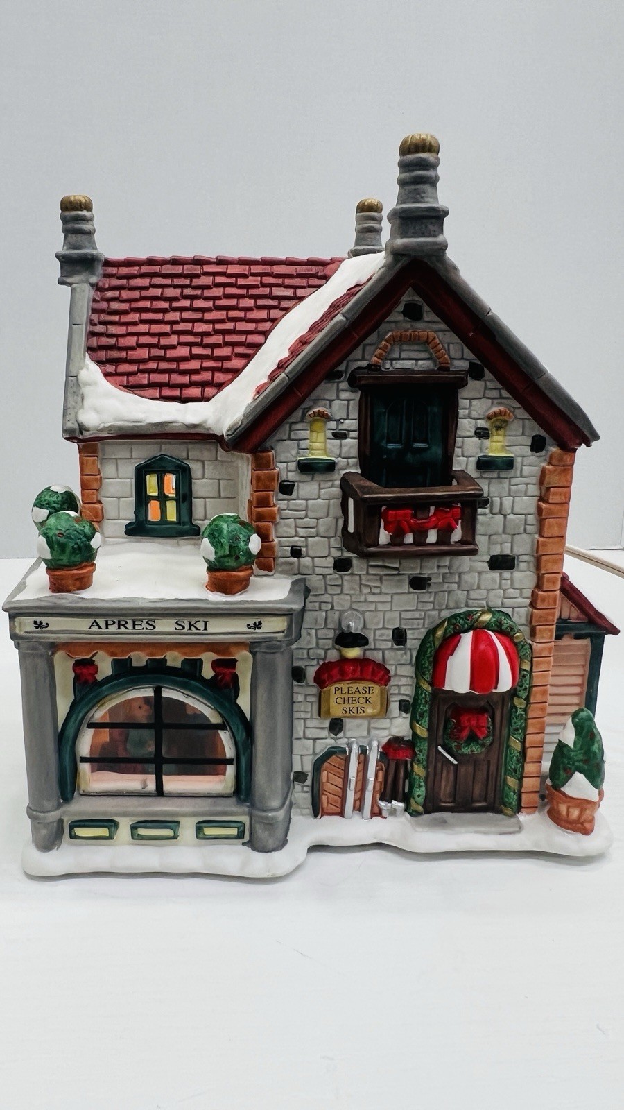 Christmas Delights “Apres Ski Lodge” Porcelain Lighted House Excellent !