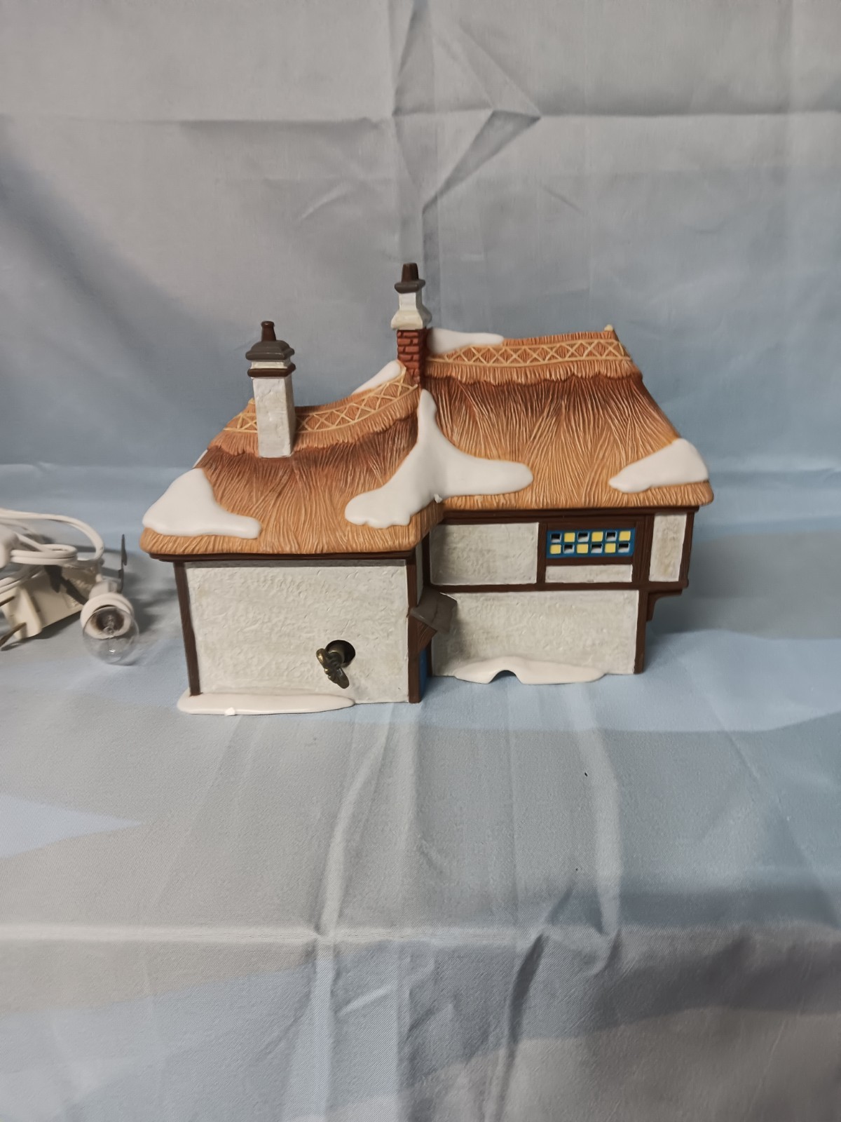 Dept. 56 The Leather Bottle Dickens’ Village Series #58511 2002 Retired WPC58
