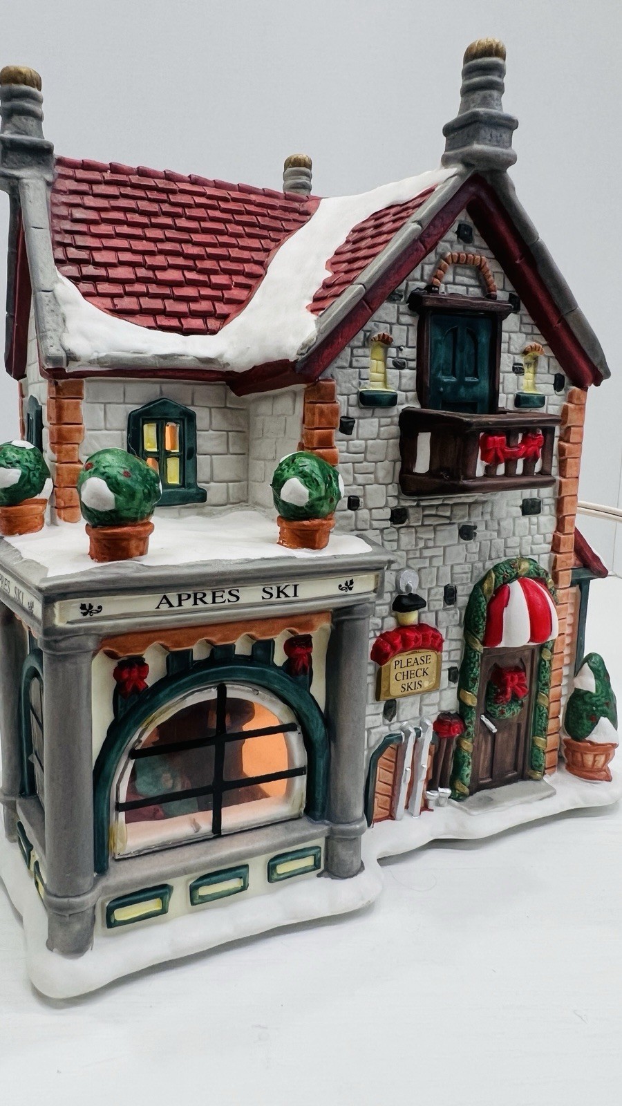 Christmas Delights “Apres Ski Lodge” Porcelain Lighted House Excellent !