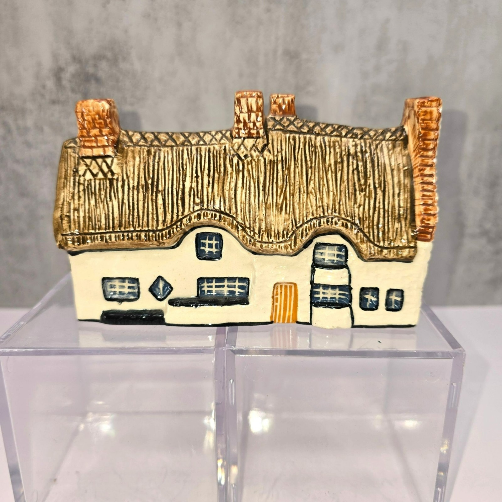 John Putnams Heritage Houses Cruck Cottages Collectible Figurine VL5131