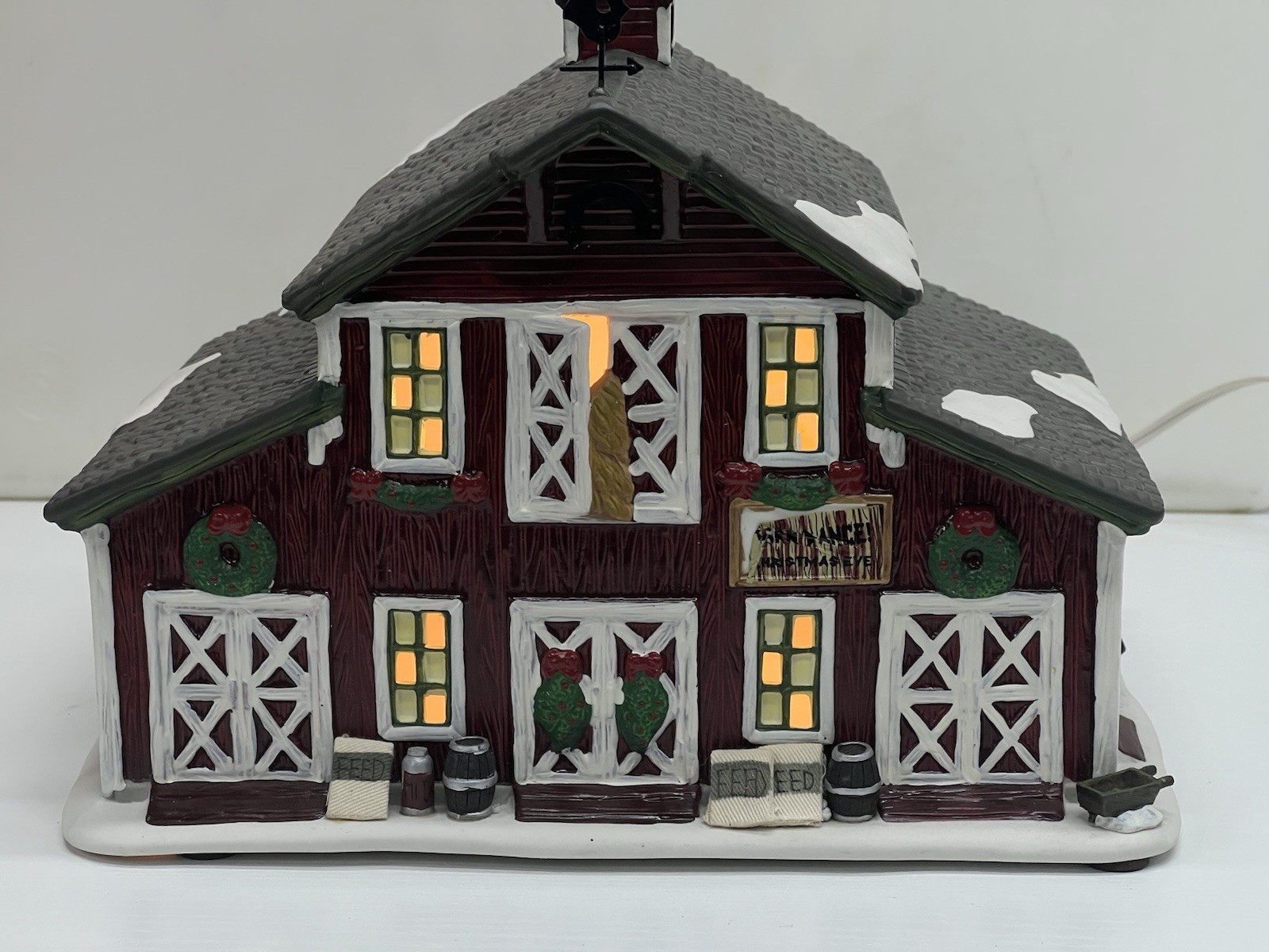 St Nicholas Square Village “Country Barn” 2001 Retired Illuminated Read !